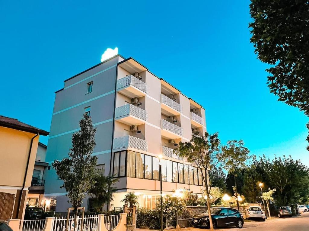 Hotel Sara*** Чезенатико Екстериор снимка