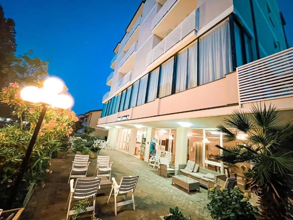 Hotel Sara*** Чезенатико Екстериор снимка