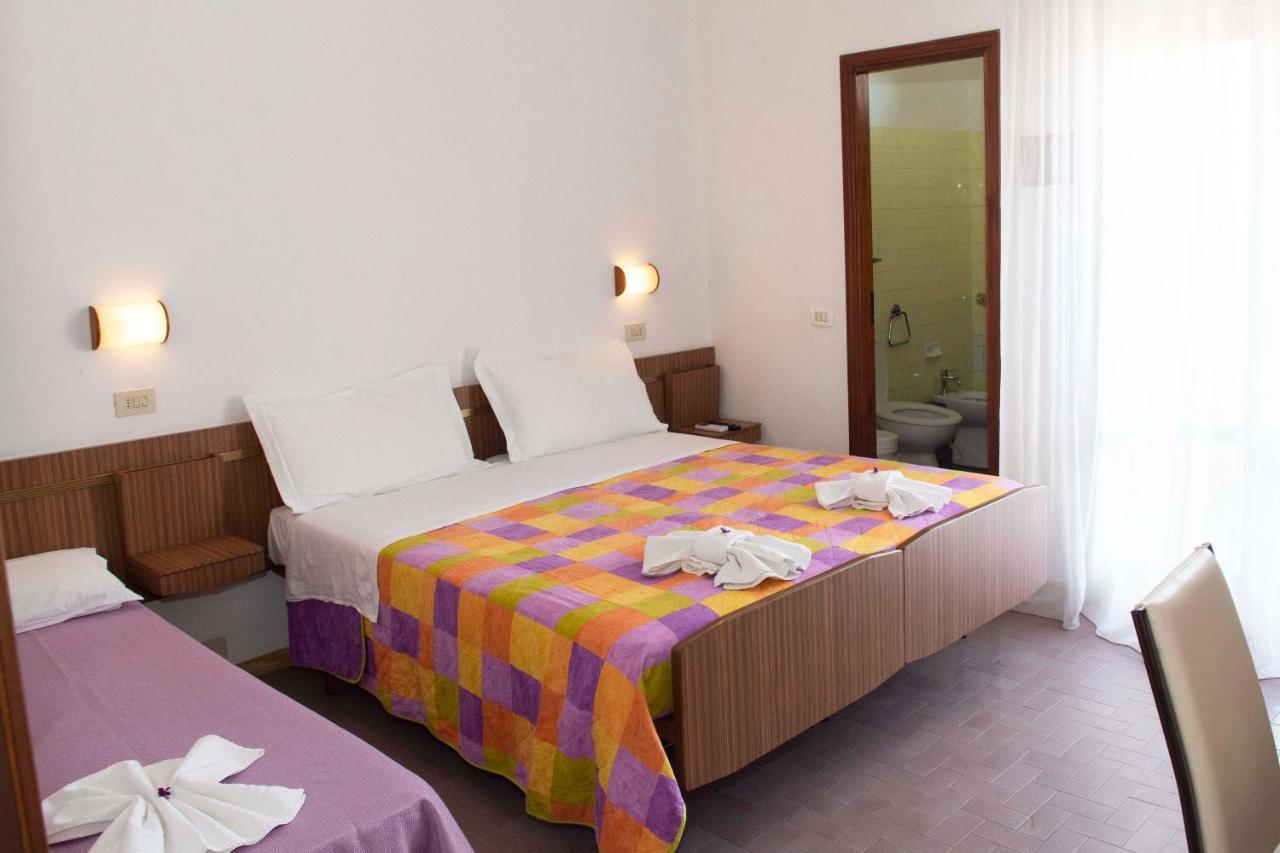 Hotel Sara*** Чезенатико Екстериор снимка