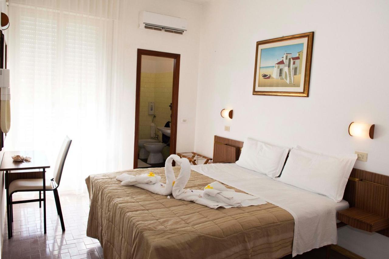Hotel Sara*** Чезенатико Екстериор снимка