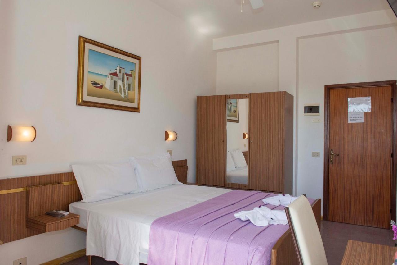Hotel Sara*** Чезенатико Екстериор снимка