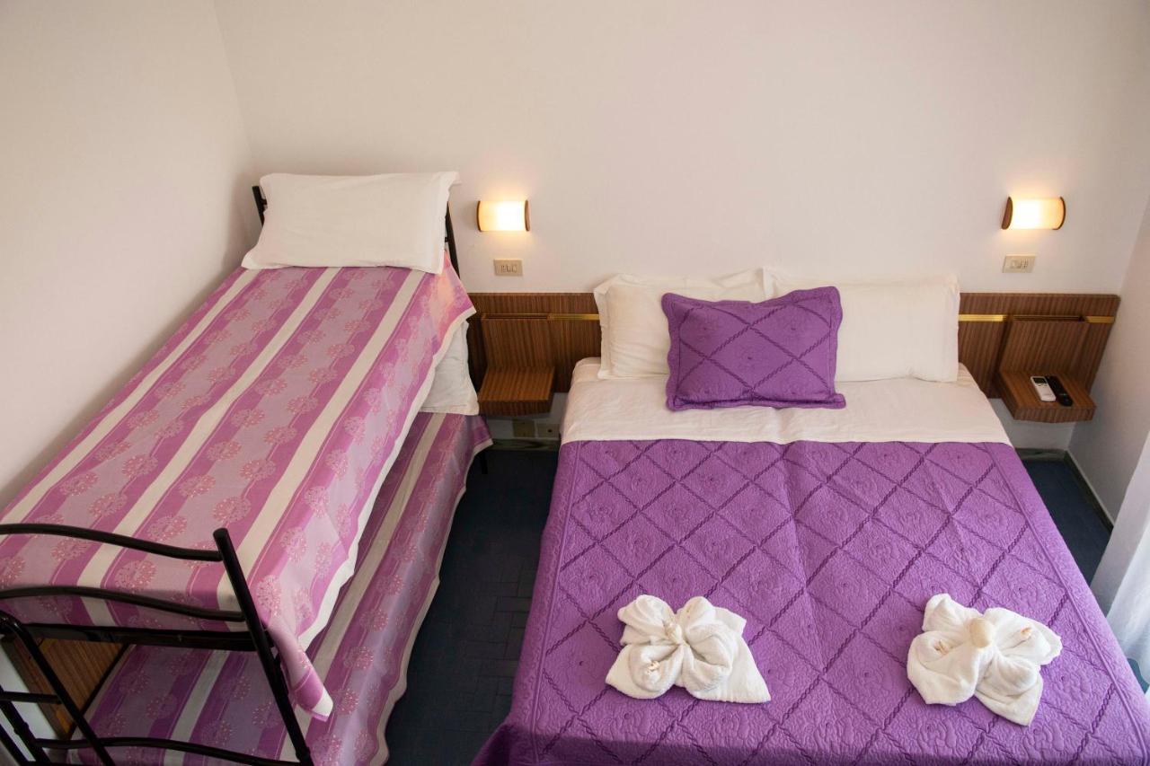 Hotel Sara*** Чезенатико Екстериор снимка