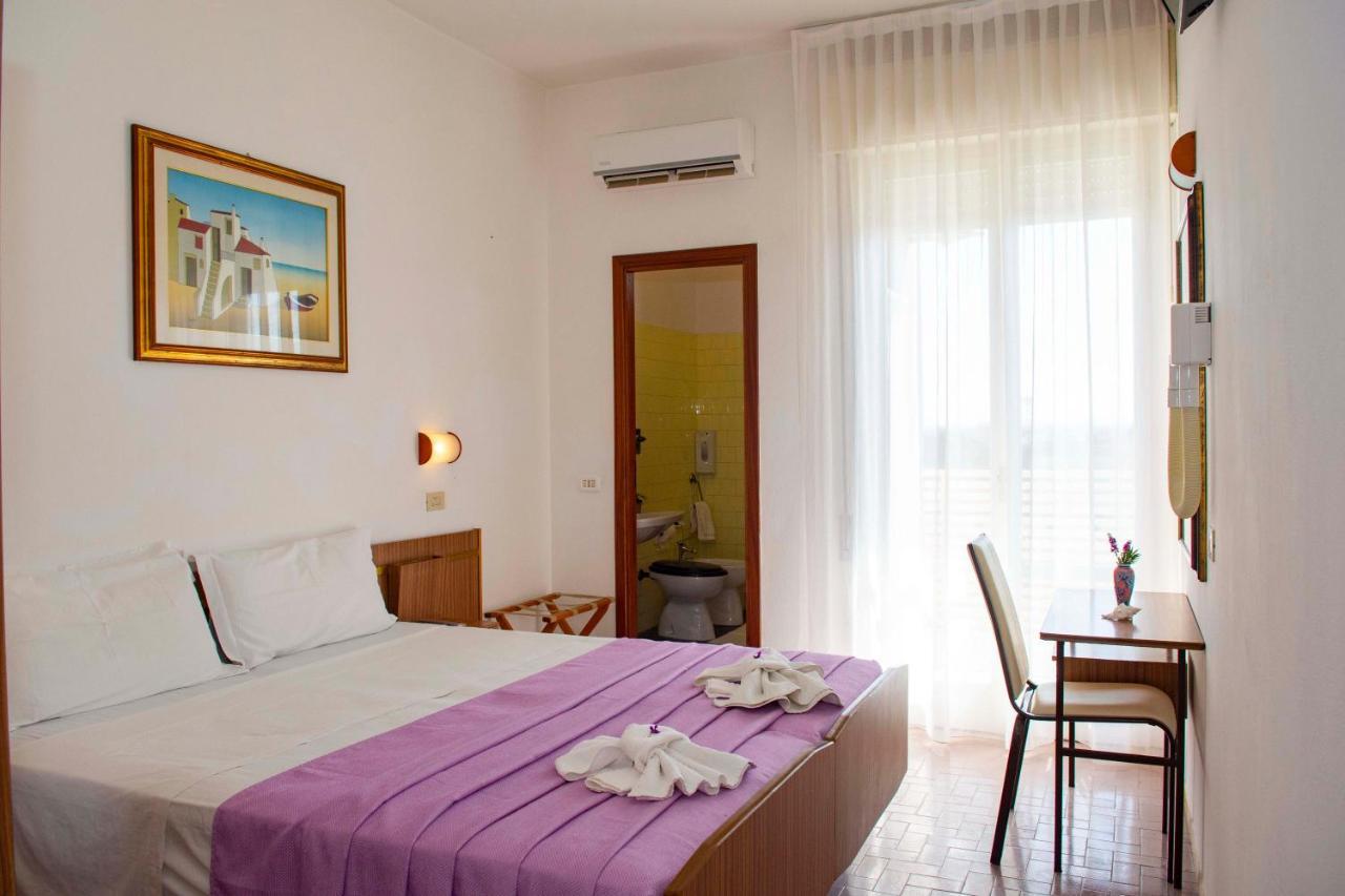 Hotel Sara*** Чезенатико Екстериор снимка