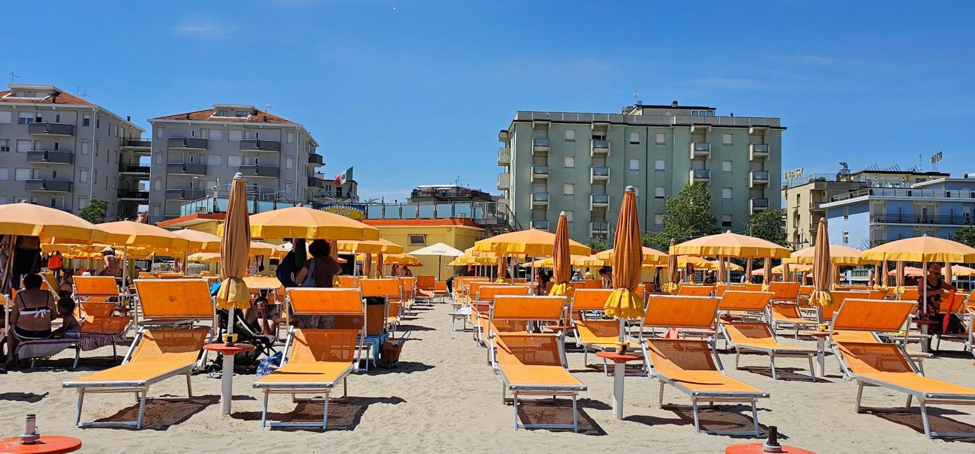 Hotel Sara*** Чезенатико Екстериор снимка