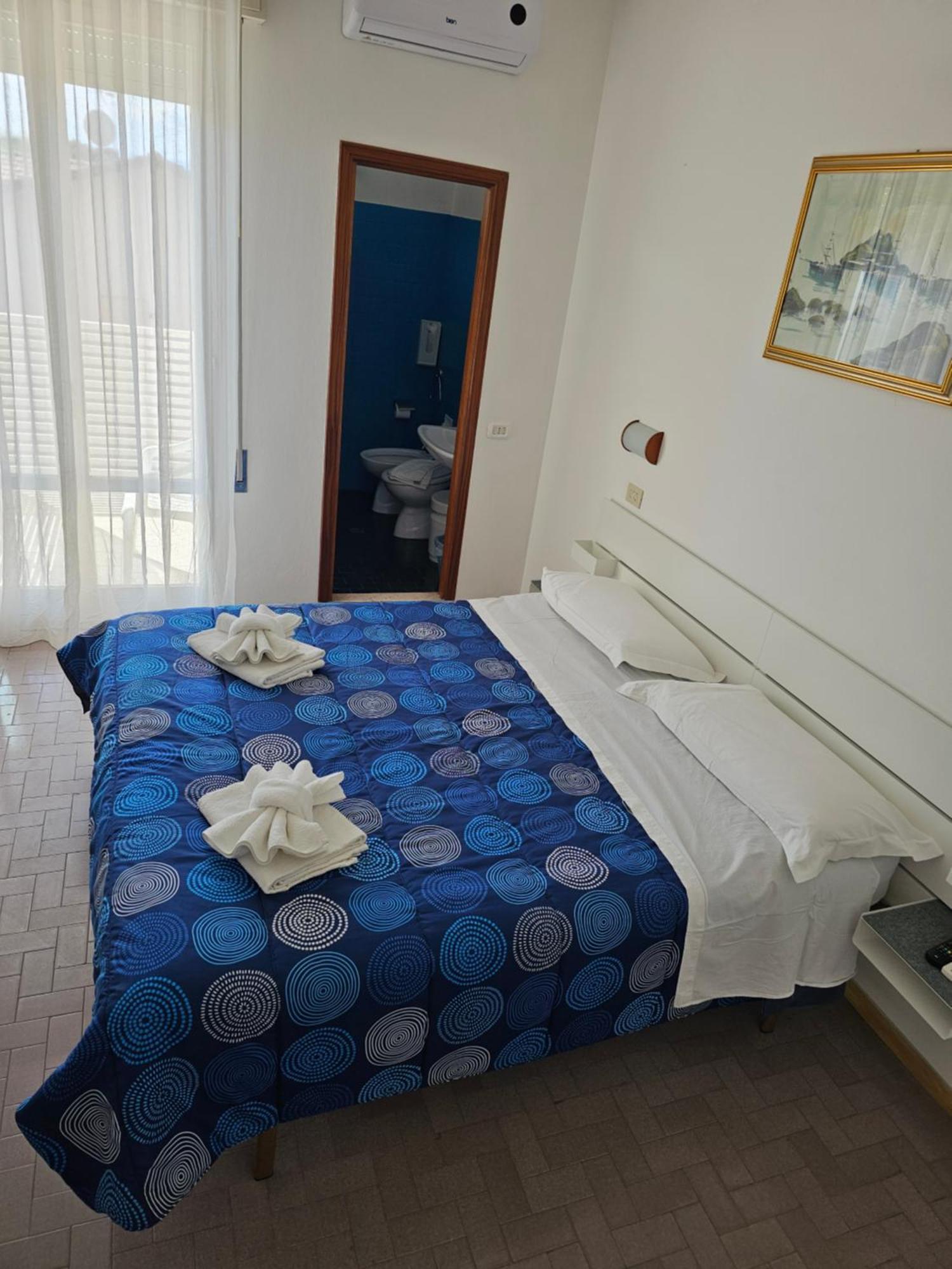 Hotel Sara*** Чезенатико Екстериор снимка