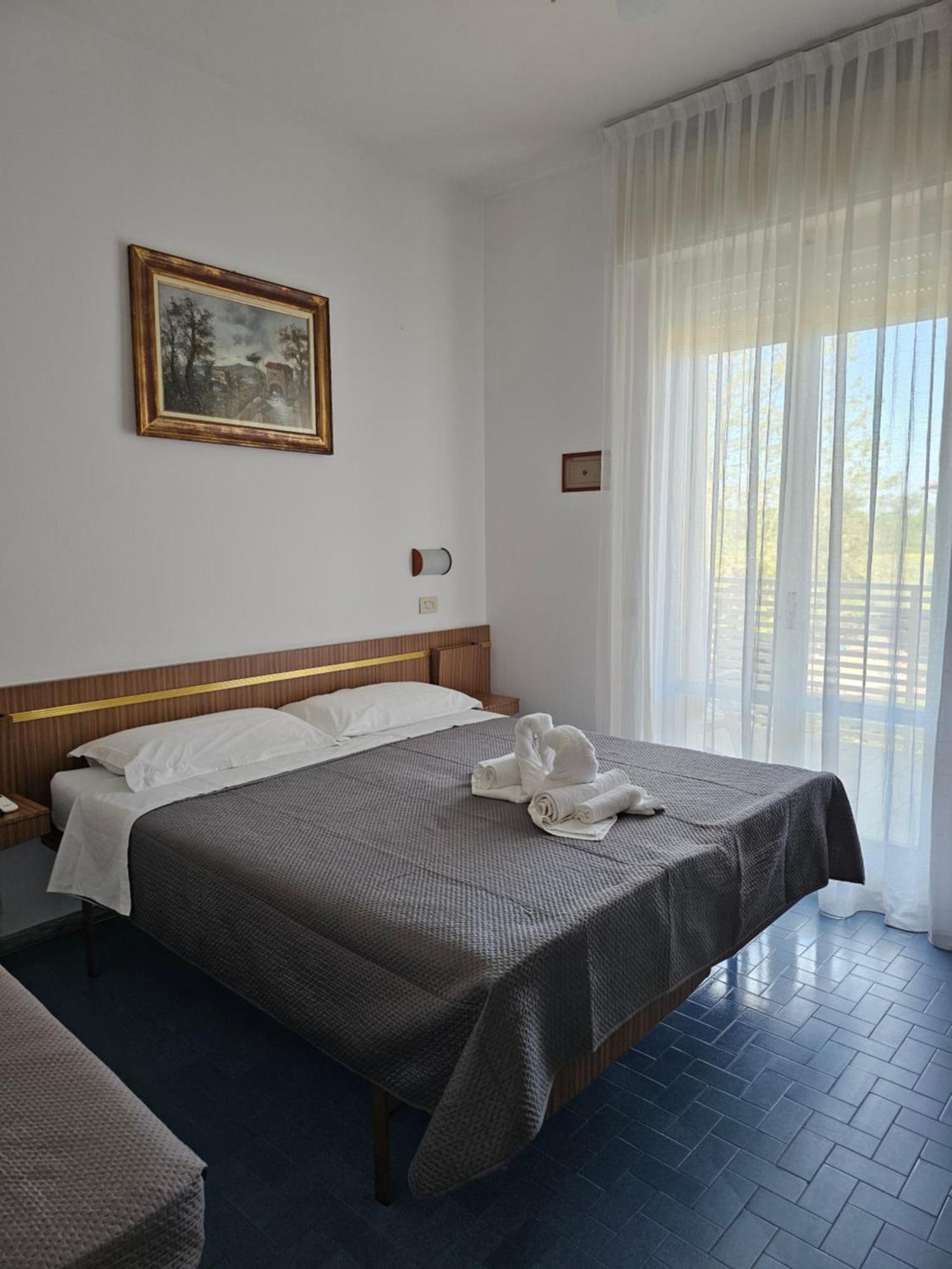 Hotel Sara*** Чезенатико Екстериор снимка