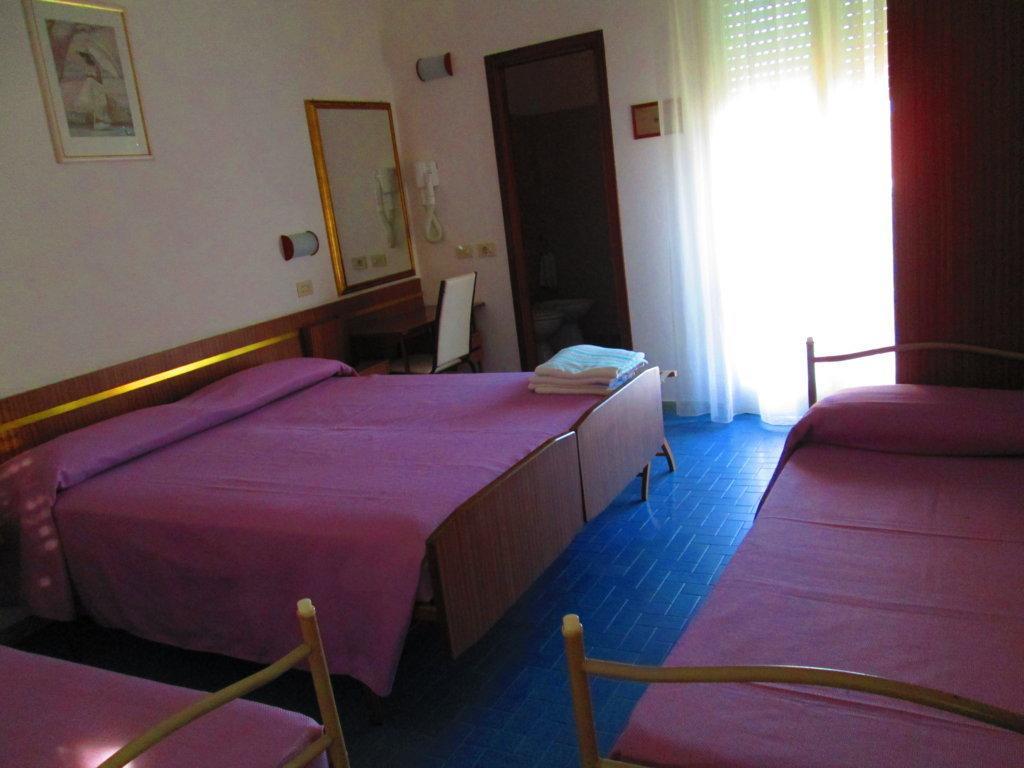 Hotel Sara*** Чезенатико Екстериор снимка