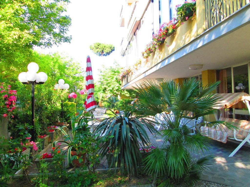 Hotel Sara*** Чезенатико Екстериор снимка