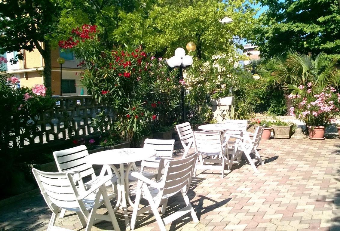 Hotel Sara*** Чезенатико Екстериор снимка
