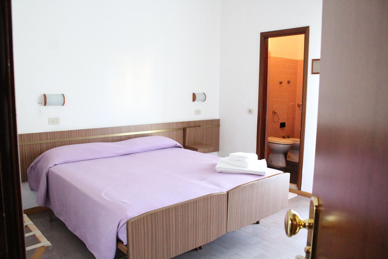 Hotel Sara*** Чезенатико Екстериор снимка