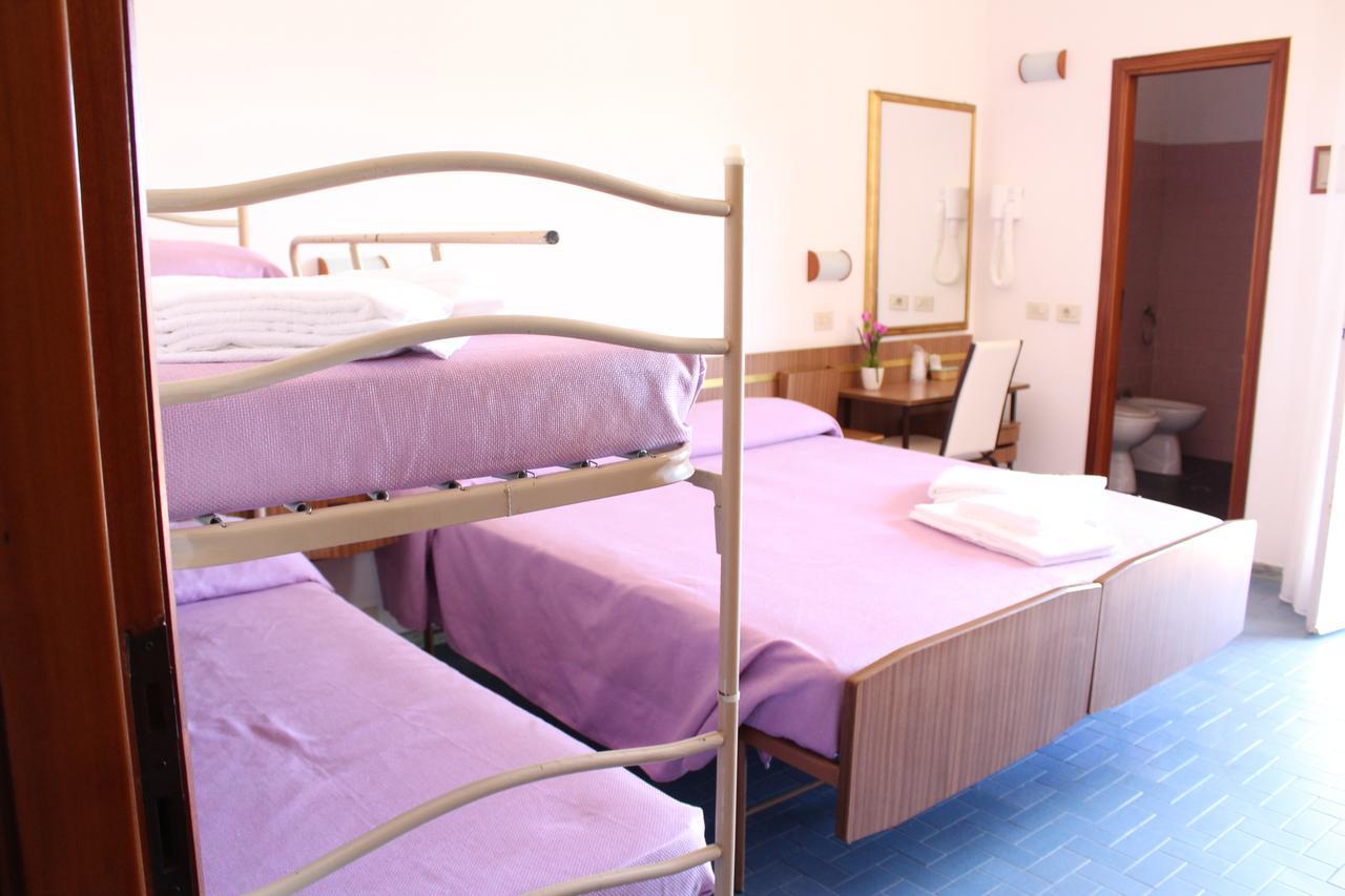 Hotel Sara*** Чезенатико Екстериор снимка