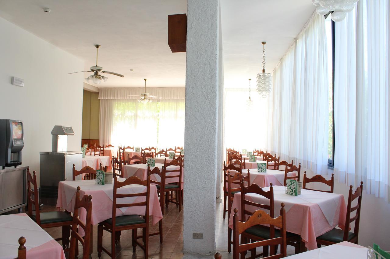 Hotel Sara*** Чезенатико Екстериор снимка