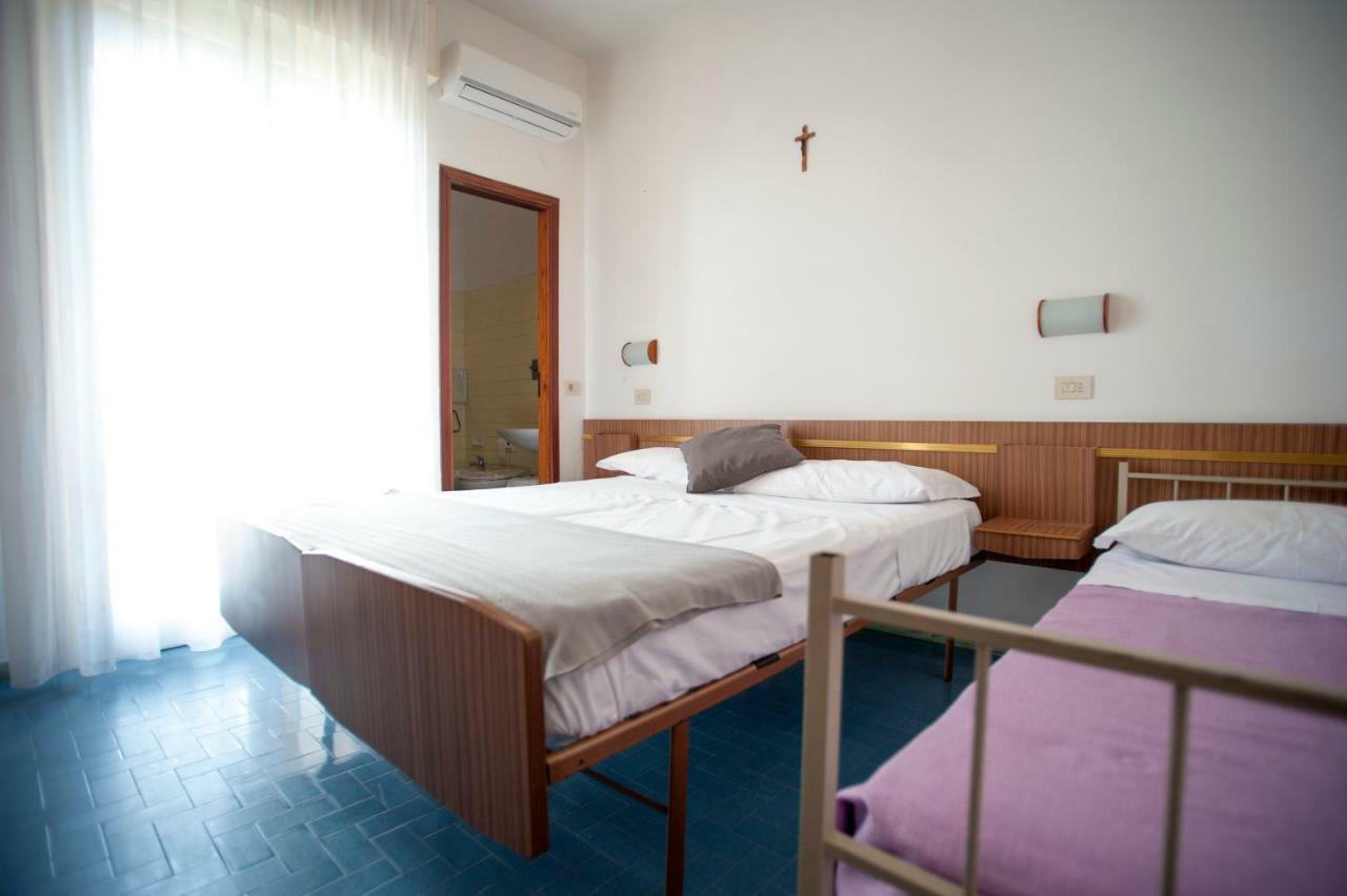 Hotel Sara*** Чезенатико Екстериор снимка