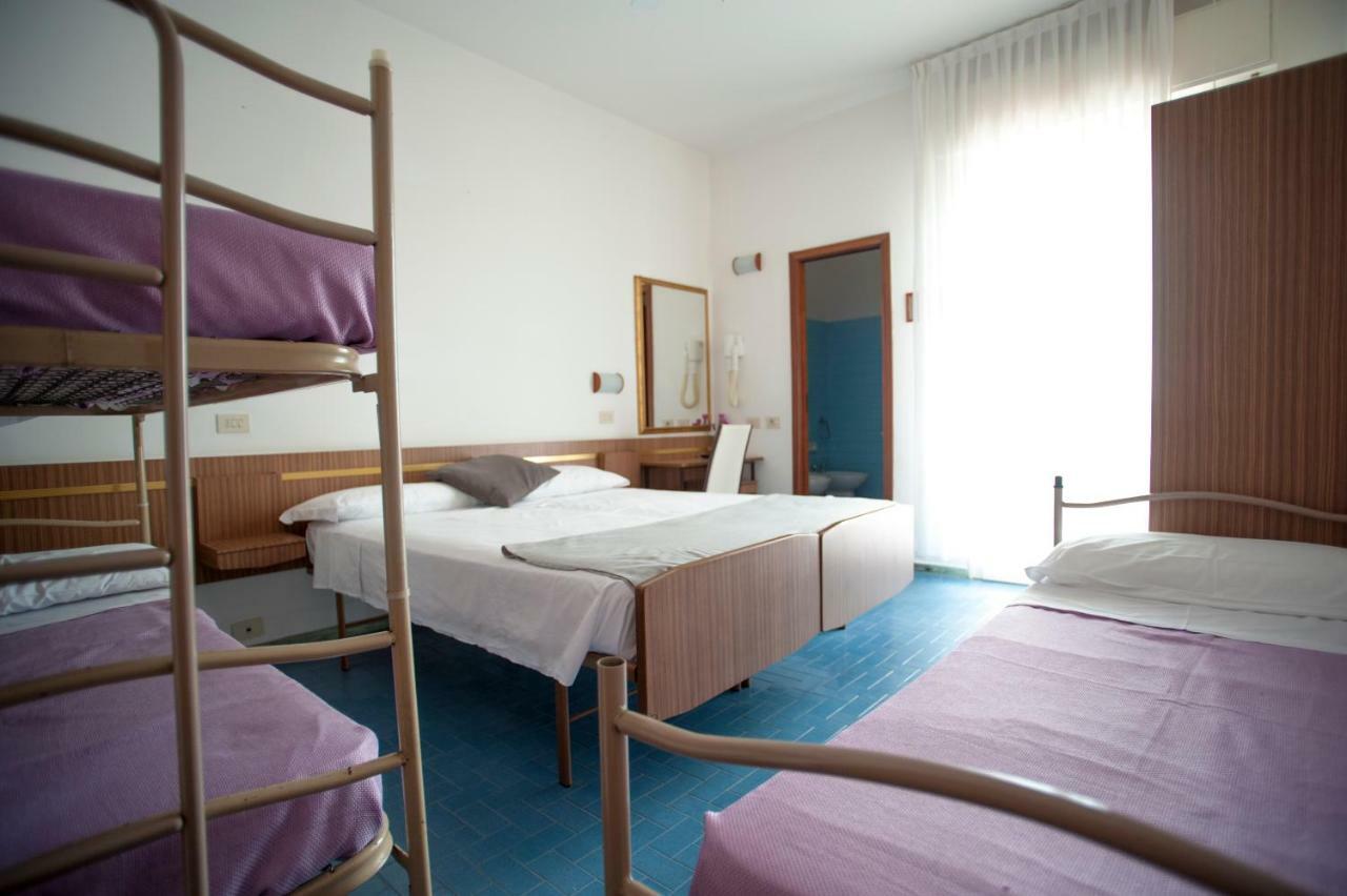 Hotel Sara*** Чезенатико Екстериор снимка