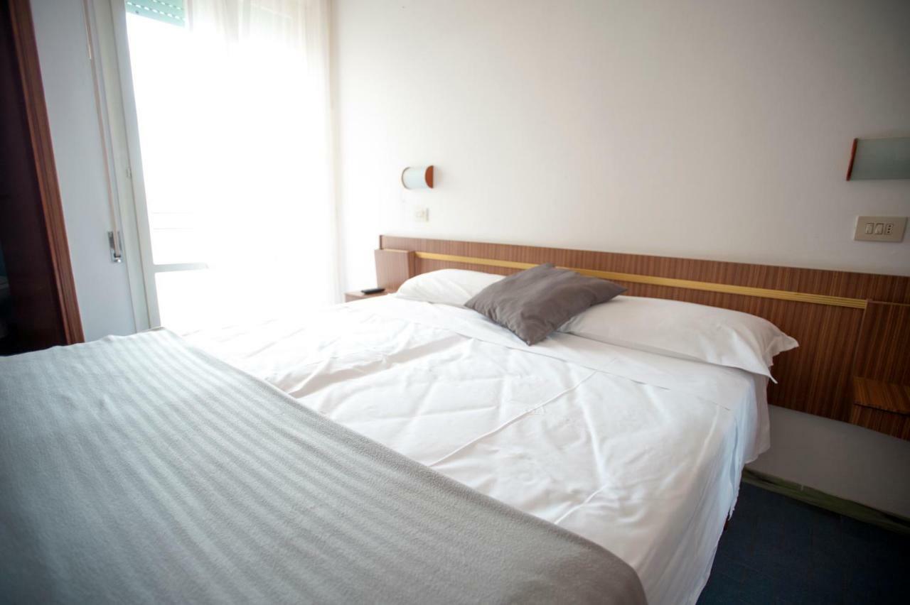 Hotel Sara*** Чезенатико Екстериор снимка