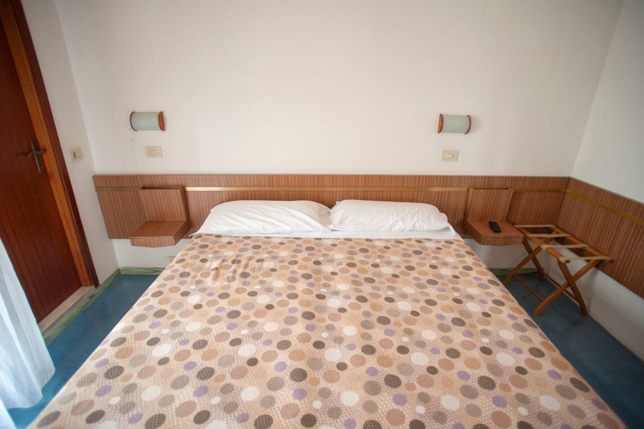 Hotel Sara*** Чезенатико Екстериор снимка