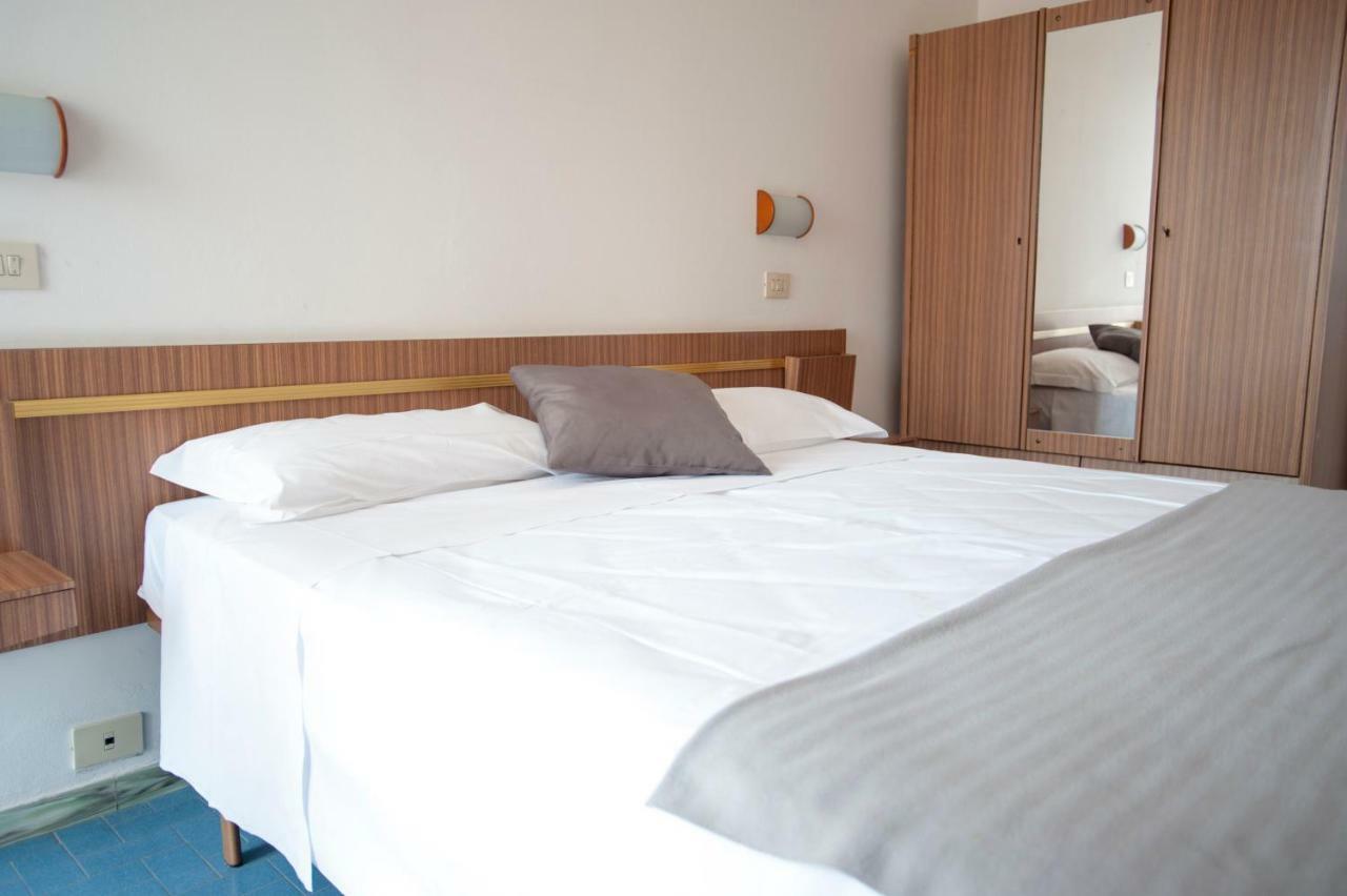 Hotel Sara*** Чезенатико Екстериор снимка