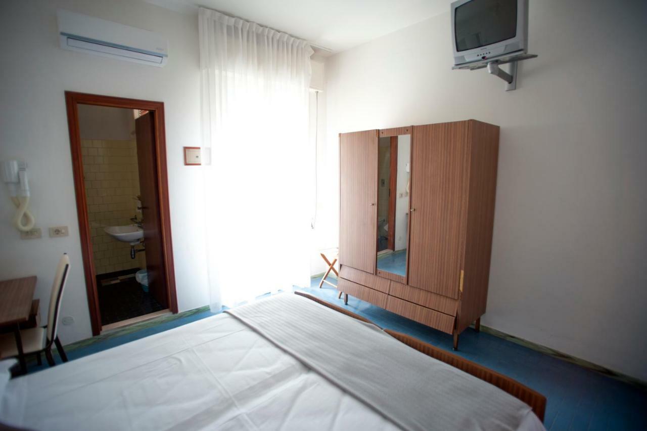 Hotel Sara*** Чезенатико Екстериор снимка