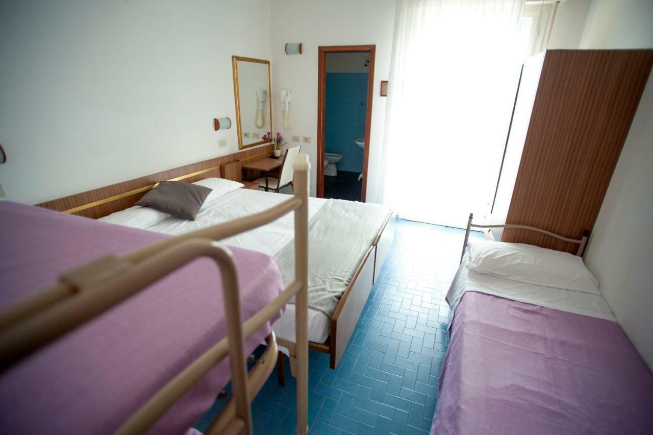 Hotel Sara*** Чезенатико Екстериор снимка